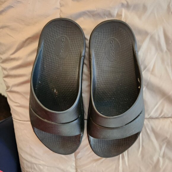OOFOS Black Men's Sandals - Picture 2 of 5